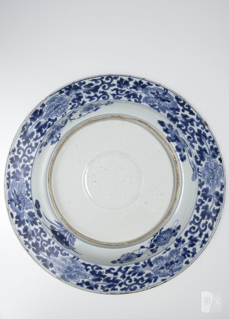 A large plate decorated in underglaze blue with figural scenes on the rim, in the raised nodus in the centre, lined with flowering branches - 图3